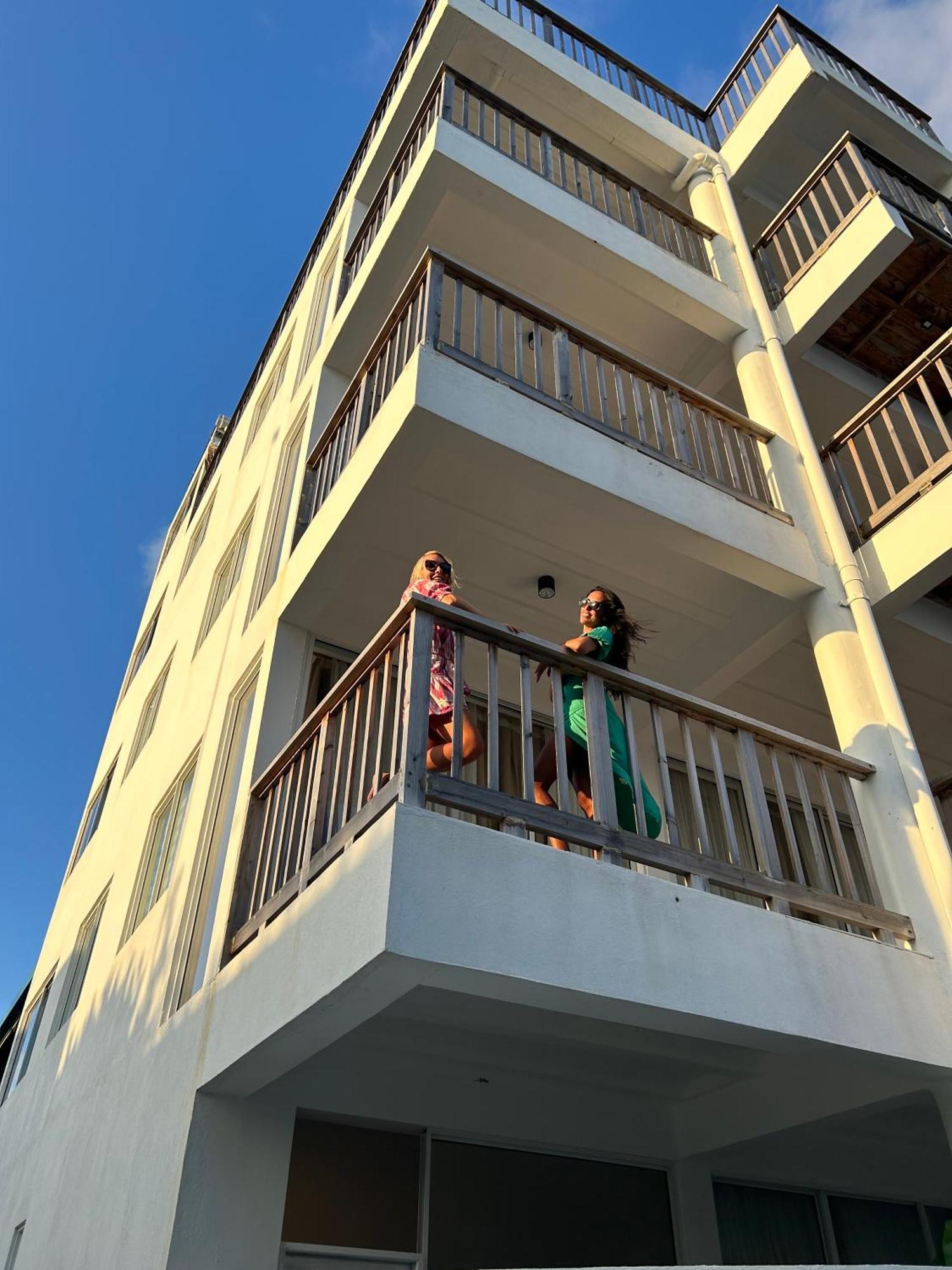 Coral Inn Thulusdhoo Bagian luar foto
